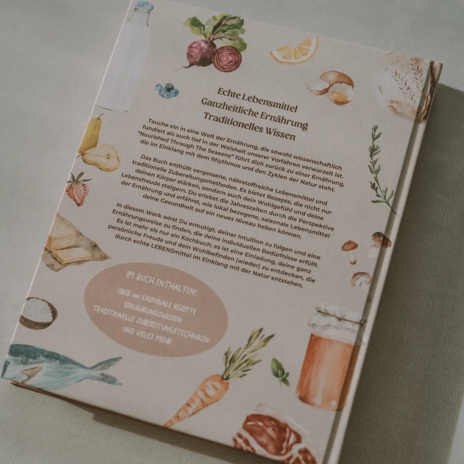 Rückseite Kochbuch mit schlichter Gestaltung und kurzen Beschreibungen der enthaltenen Rezepte.