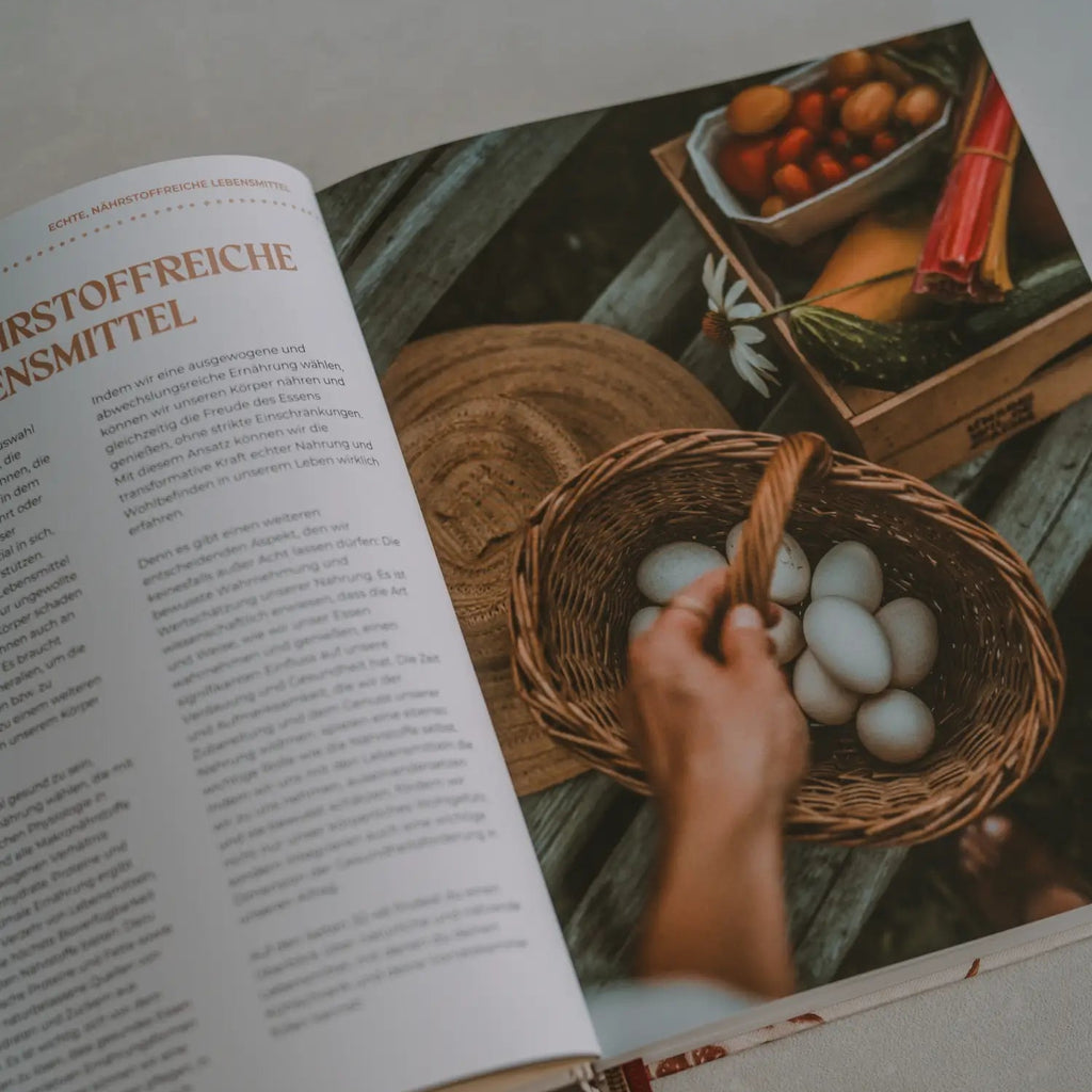 Aufgeschlagenes Kochbuch mit Rezepten für saisonale und traditionelle Gerichte.