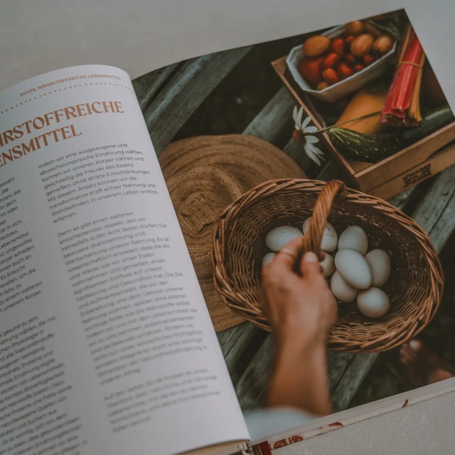 Aufgeschlagenes Kochbuch mit Rezepten für saisonale und traditionelle Gerichte.