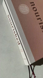 Video, in dem ein Kochbuch durchgeblättert wird und verschiedene saisonale und traditionelle Rezepte gezeigt werden.